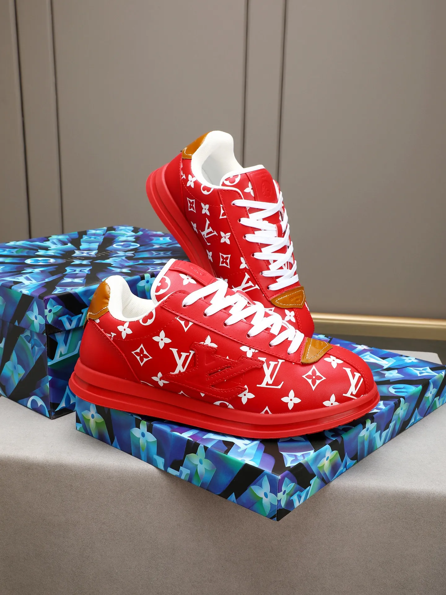 Men's Men's Shoes 💰500 LV Louis Vuitton L Jialu Brand Runner Tatic Series Thick-soled Casual Sports Shoes Running Shoes Original purchase, development, production This LV Runner Tatic sports shoe combines technical materials such as mesh fabric and ribbons to interpret the inspiration of traditional mountaineering shoes. LV letters are written on one side, the lariat buckle of the quick lacing system is embellished with Monogram flowers and Louis Vuitton logos, and the light and wear-resistant rubber outsole completes the whole. ▪️Fabric: Original imported cowhide + mesh ▪️Inner lining: Original customized breathable mesh ▪️Sole: Original open-molded anti-slip rubber combination material ▪️Size: Men's 40-44 (45 46 customized)
